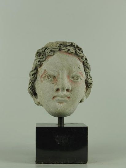 ART GRECO-BOUDDHIQUE DU GANDHARA (Ier - Vème siècle) Tête de femme. En terre pressée...