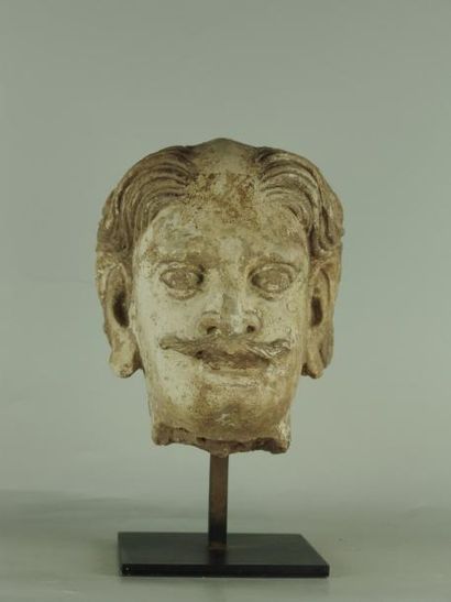ART GRECO-BOUDDHIQUE DU GANDHARA (Ier - Vème siècle) Tête d'homme moustachu, de longues...