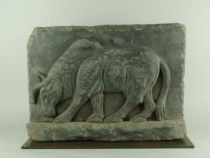ART GRECO-BOUDDHIQUE DU GANDHARA (Ier - Vème siècle) Bas-relief figurant un buffle....