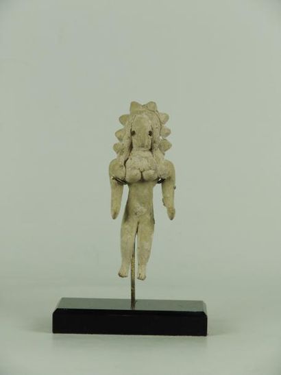 MEHRGARH (3000 av. J.C.) Idole féminine, la coiffure en cônes appliqués. En terre...