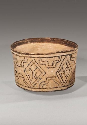 MEHRGARH (3000 av. J.C.) Bol en terre cuite à décor géométrique peint en brun. H:...