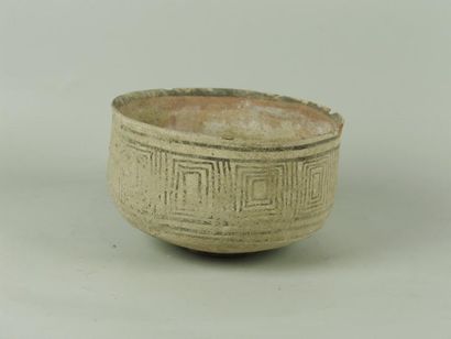 MEHRGARH (3000 av. J.C.) Bol en terre cuite à décor géométrique peint en brun. (Petits...
