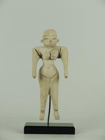 MEHRGARH (3000 av. J.C.) Idole féminine, aux yeux et sourcils incisés. En terre cuite....
