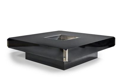 null Willy RIZZO (1928-2013)为MARIO SABOT设计。
茶几模型 "Alveo"，黑色漆木方形桌面，中央有一个镀铬金属隔间，方形...