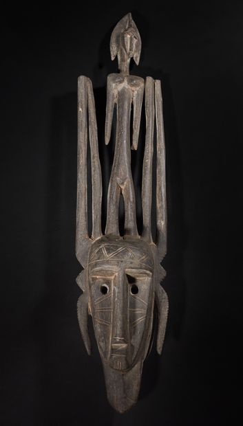 null Masque en bois à décor anthropomorphe  H.75 cm