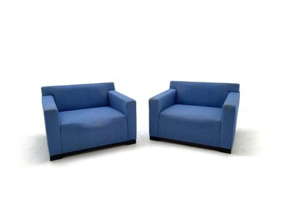 null 克里斯蒂安-莱格尔 (1943-2020)
Ecume "模型
一对木制扶手椅，上面覆盖着蓝色织物
H.70厘米 宽100厘米 长88厘米
(重新铺装...