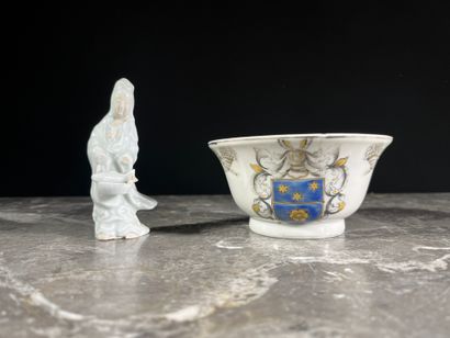 null Porcelain bowl enamelled polychrome with decoration of armorial bearings. (Chips).
CHINA,...