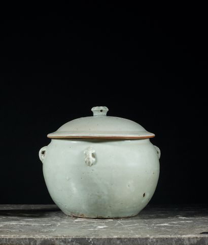 null Covered pot in celadon enamelled porcelain with four handles. (Cracking).
CHINA...