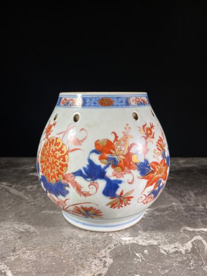 null Porcelain pot of baluster form decorated in blue underglaze, iron red and gold...