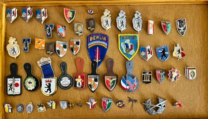 null 37 badges of units stationed in Berlin, including FFA in silver 
+2 fabrics