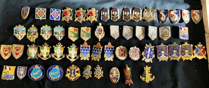 54个殖民地炮兵的徽章，包括损坏和重新修复的徽章