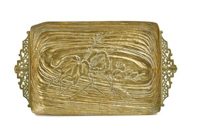 ESCALIER DE CRISTAL Plateau formant vide-poche en bronze doré à décor de motifs floraux...