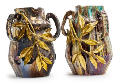 Ecole Art Nouveau, vers 1900 Paire de vases à deux anses en céramique vernissée.
Monture...