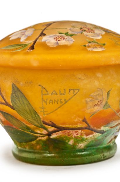 DAUM Nancy Bonbonnière en verre multicouches à décor dégagé à l'acide de fleurs et...