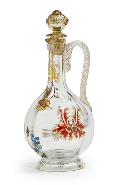 Émile GALLÉ (1846-1904) Carafe à anse en cristallerie à décor émaillé de fleurs en...