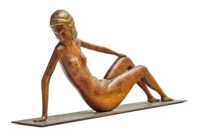 Ecole de Paris dans le goût de Seizo SUGAWARA Femme nue alanguie
Sculpture en noyer
Anciennes...