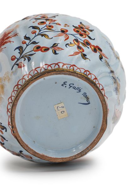 Émile GALLÉ (1846-1904) Vase pansu à côtes torses en faïence émaillée en polychromie...