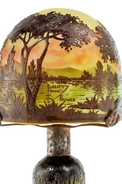 DAUM Nancy Lampe en verre multicouches à décor dégagé à l 'acide d'un paysage de...