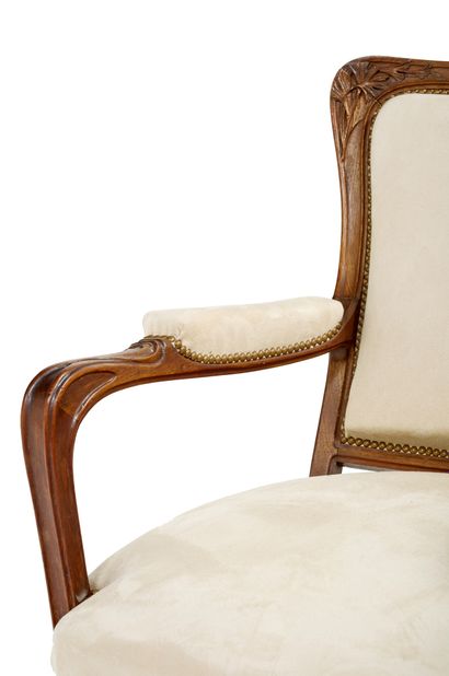 Louis MAJORELLE (1859-1926) Paire de fauteuils en acajou mouluré sculpté à décor...