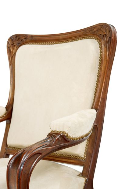 Louis MAJORELLE (1859-1926) Paire de fauteuils en acajou mouluré sculpté à décor...