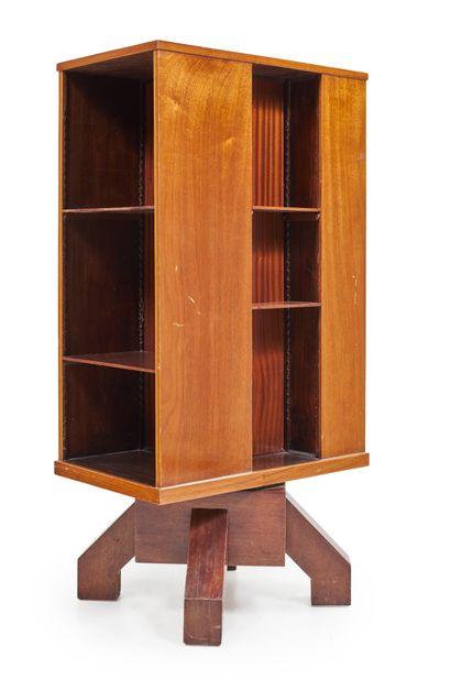 Djo BOURGEOIS (1898-1937), attribué à Mahogany and mahogany veneer revolving bookcase...
