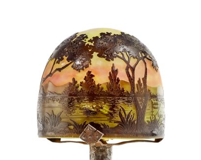 DAUM Nancy Lampe en verre multicouches à décor dégagé à l 'acide d'un paysage de...