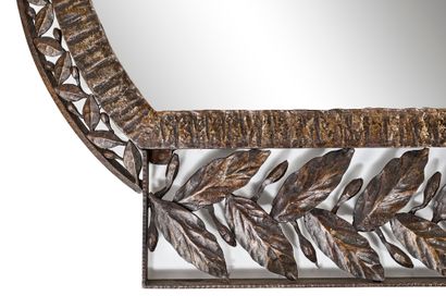 Paul KISS, attribué à Hammered wrought iron mirror with openwork floral design
Circa...