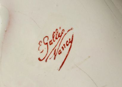 Émile GALLÉ (1846-1904) Narcisse
Vase cornet en faïence émaillée à décor en relief...