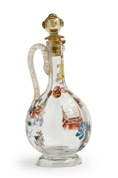 Émile GALLÉ (1846-1904) Carafe à anse en cristallerie à décor émaillé de fleurs en...