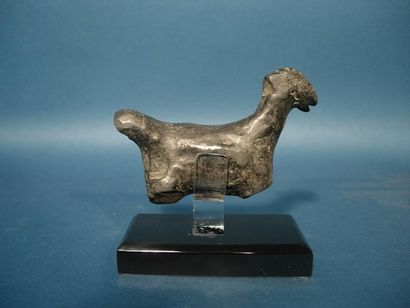 null BANNU (2000 av. J.C.) Figurine fragmentaire de chèvre. En terre cuite colorée....