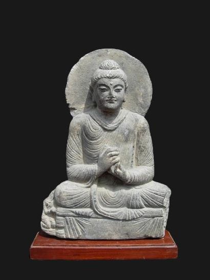 null Statuette de Bouddha en position de prêche. En schiste. H: 38.5 cm (Tête et...
