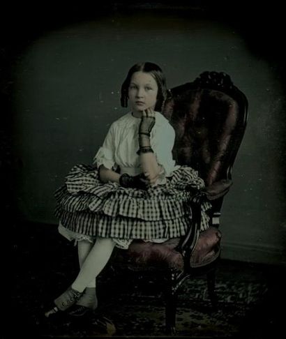 Auteur non identifié Jeune fille assise, c. 1855 Daguerréotype stéréoscopique finement...