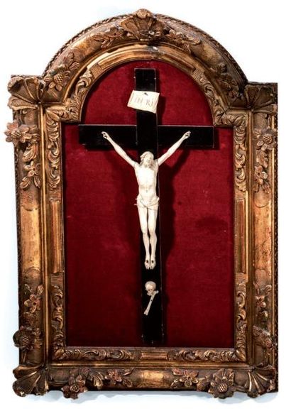 null Christ en ivoire sculpté dans un cadre à fronton arrondi en bois sculpté et...