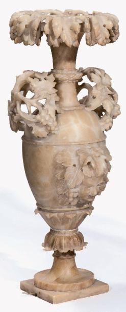 null Vase en albâtre de forme balustre à décor sculpté de feuilles de vignes, de...