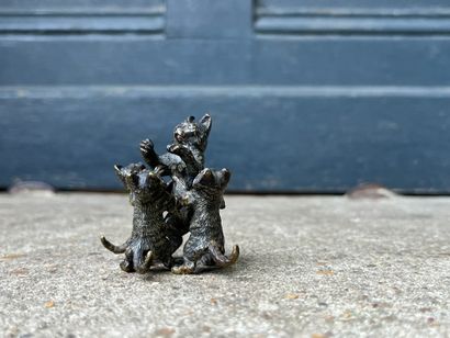 null Groupe de chat et chatons
Bronze de Vienne polychrome (usures)
H. 5 cm