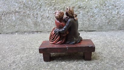 null Le couple sur un banc
Bronze de Vienne polychrome érotique (usures)
H. 7,5 ...