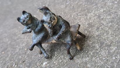 null La réconciliation
Groupe en bronze de Vienne polychrome (usures)
H. 4,5 cm L....