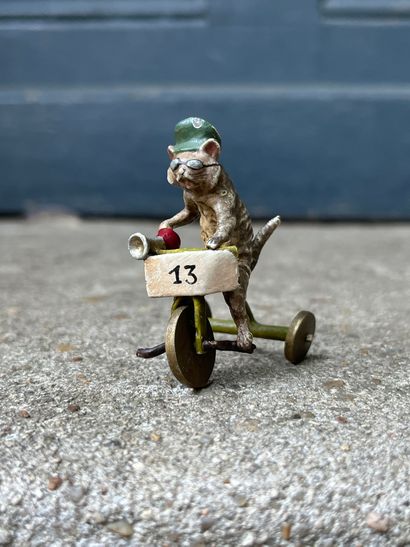 null Le chat sur un tricycle
Bronze de Vienne polychrome (usures)
H. 4,5 cm L. 3,5...