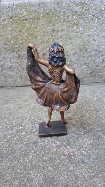 null La danseuse orientale
Bronze de Vienne polychrome à système (usures)
H. 10,5...