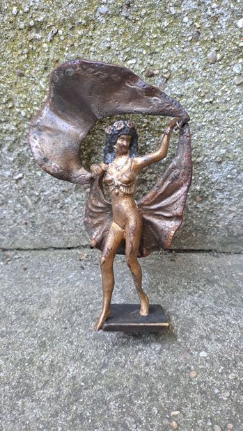 null La danseuse orientale
Bronze de Vienne polychrome à système (usures)
H. 10,5...