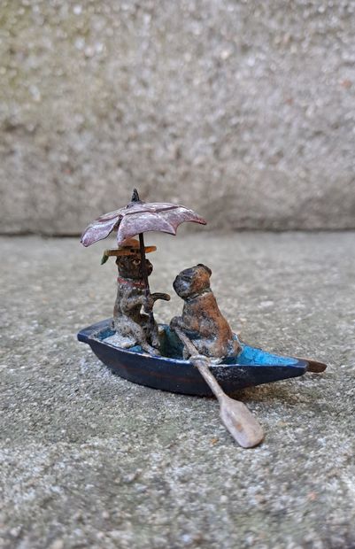 null La barque des chiens amoureux
Bronze de Vienne polychrome (usures)
H. 5 cm L....