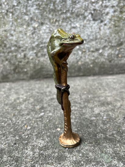 null La grenouille attachée formant un cachet
Bronze polychrome, signé FREMIET (usures)
H....