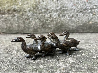 null La famille de canards
Bronze de Vienne polychrome (usures)
H. 3,5 cm L. 10 ...