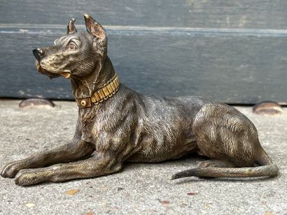 null Le chien couché
Bronze de Vienne polychrome, monogrammé MS H. 10,5 cm L. 18...