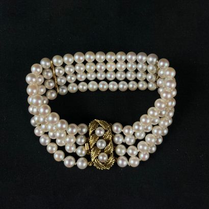 null Bracelet composé de 4 rangs de perles de culture d'environ 5.8 mm, agrémenté...