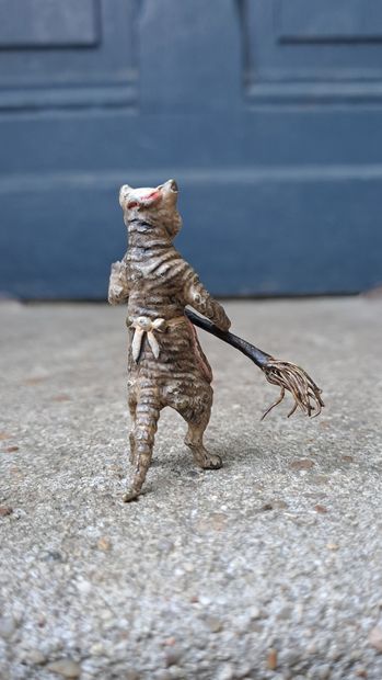null La chatte ménagère
Bronze de Vienne polychrome (usures)
H. 4,5 cm