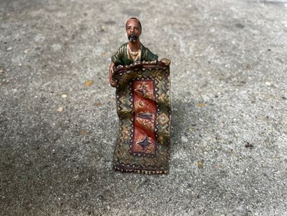 null Le vendeur de tapis
Bronze de Vienne polychrome, porte un cachet illisible (usures)
H....