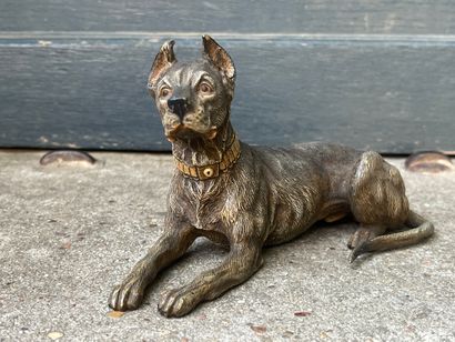 null Le chien couché
Bronze de Vienne polychrome, monogrammé MS H. 10,5 cm L. 18...