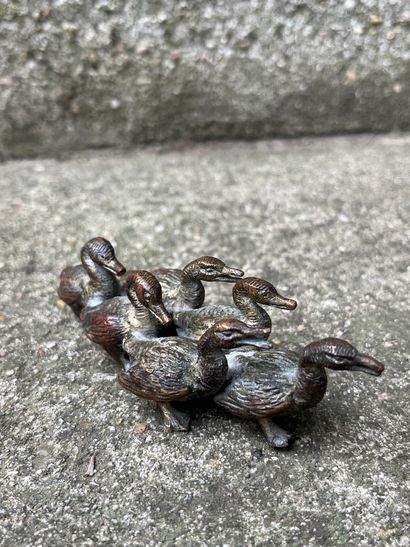 null La famille de canards
Bronze de Vienne polychrome (usures)
H. 3,5 cm L. 10 ...