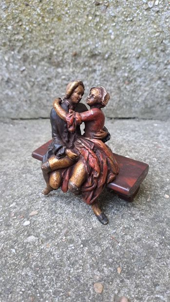 null Le couple sur un banc
Bronze de Vienne polychrome érotique (usures)
H. 7,5 ...